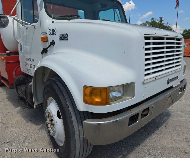 image for item EN8238 2001 International 4700 boiler truck