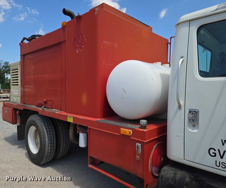 image for item EN8238 2001 International 4700 boiler truck