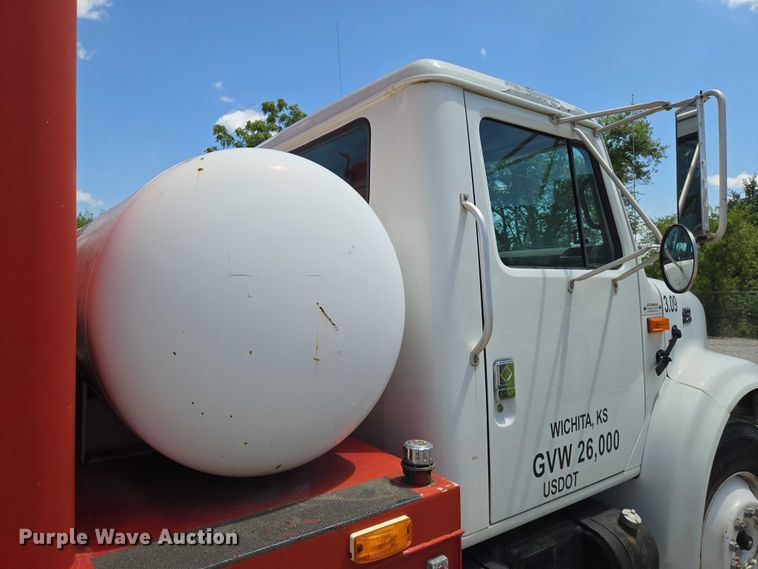 image for item EN8238 2001 International 4700 boiler truck