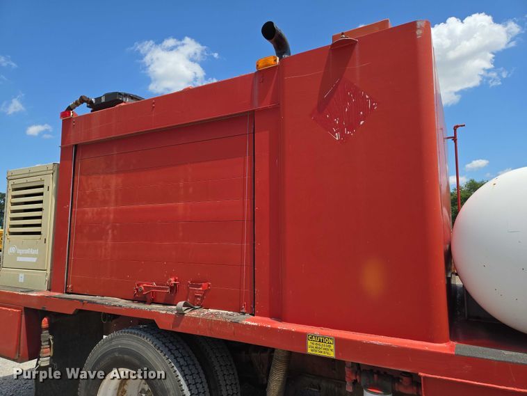 image for item EN8238 2001 International 4700 boiler truck