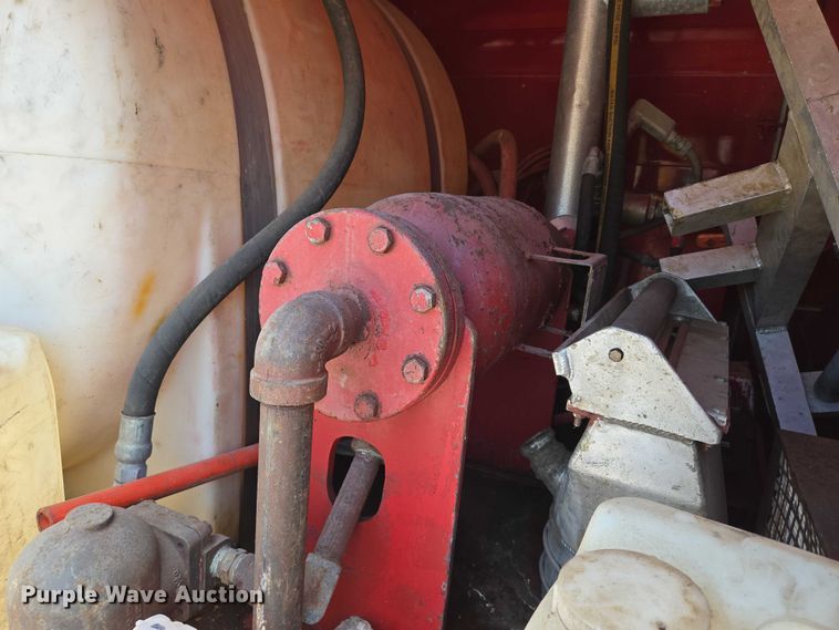 image for item EN8238 2001 International 4700 boiler truck