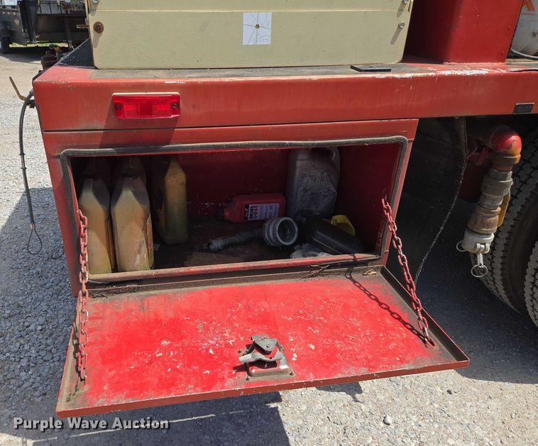 image for item EN8238 2001 International 4700 boiler truck