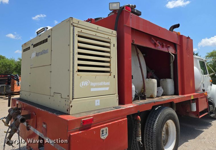 image for item EN8238 2001 International 4700 boiler truck