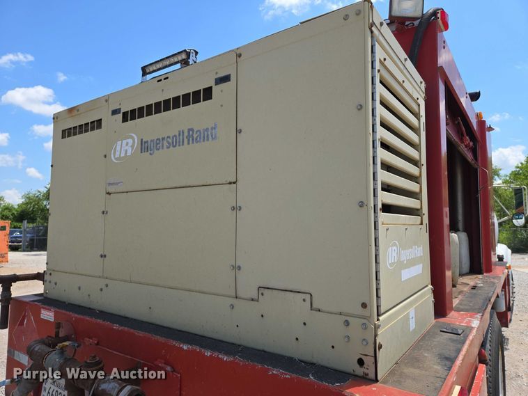 image for item EN8238 2001 International 4700 boiler truck