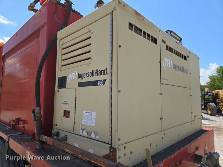 image for item EN8238 2001 International 4700 boiler truck