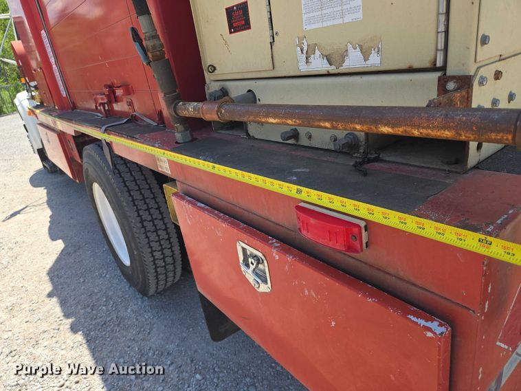 image for item EN8238 2001 International 4700 boiler truck