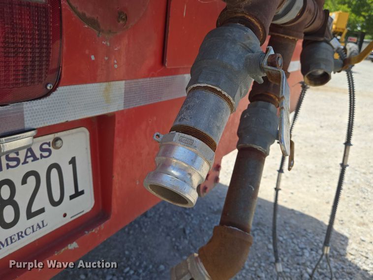 image for item EN8238 2001 International 4700 boiler truck