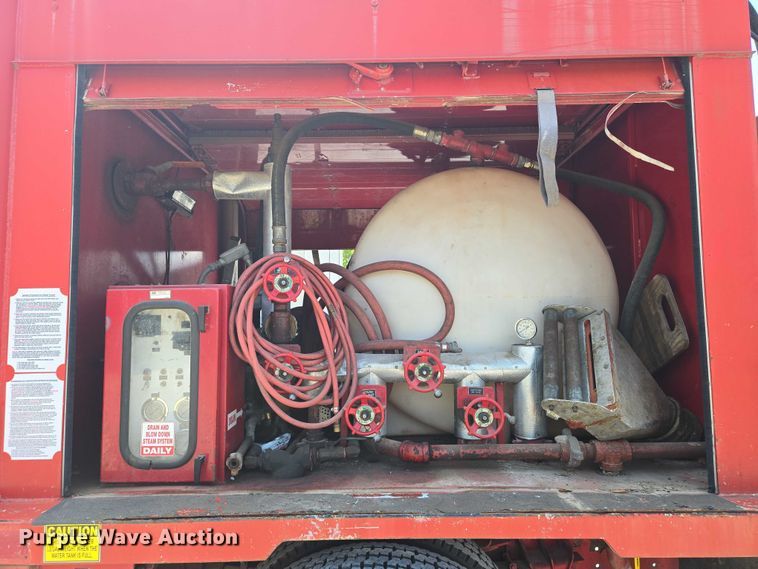 image for item EN8238 2001 International 4700 boiler truck