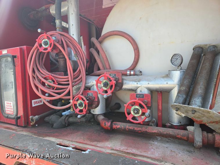 image for item EN8238 2001 International 4700 boiler truck