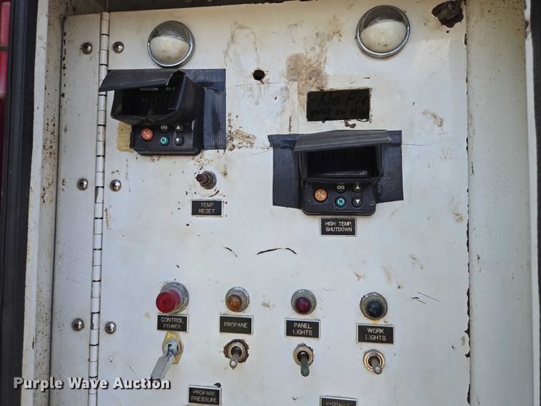 image for item EN8238 2001 International 4700 boiler truck