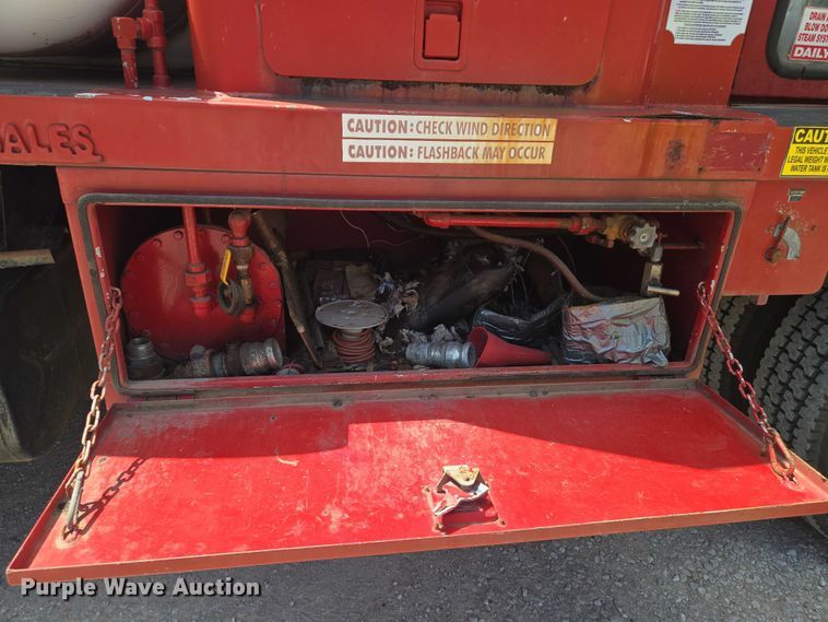 image for item EN8238 2001 International 4700 boiler truck