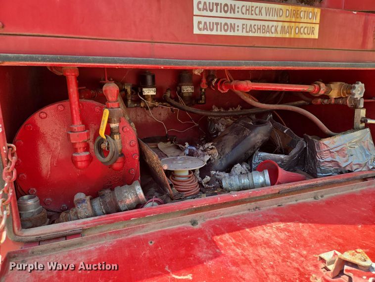 image for item EN8238 2001 International 4700 boiler truck
