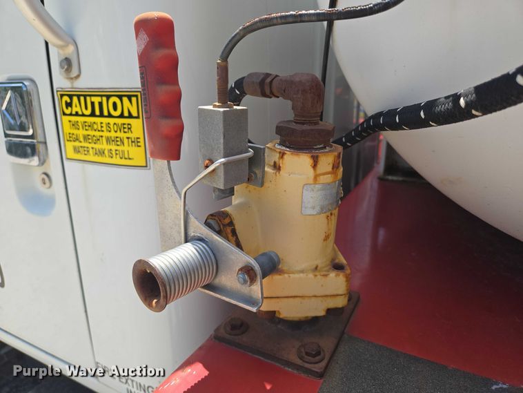 image for item EN8238 2001 International 4700 boiler truck