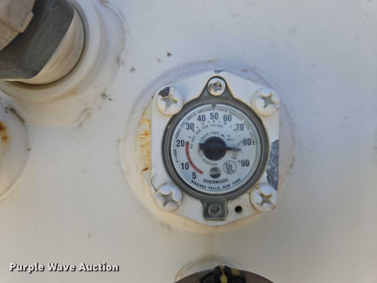 image for item EN8238 2001 International 4700 boiler truck