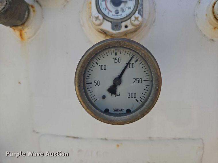 image for item EN8238 2001 International 4700 boiler truck