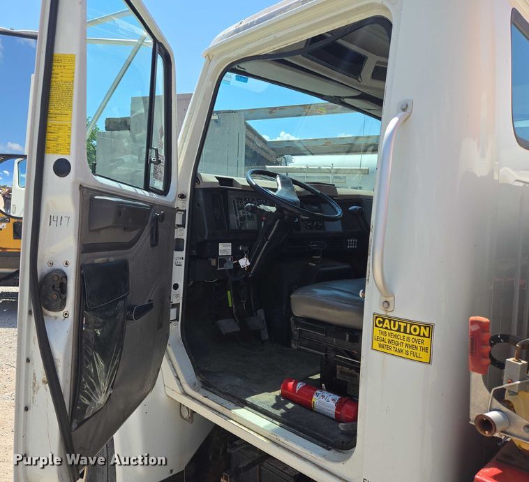 image for item EN8238 2001 International 4700 boiler truck