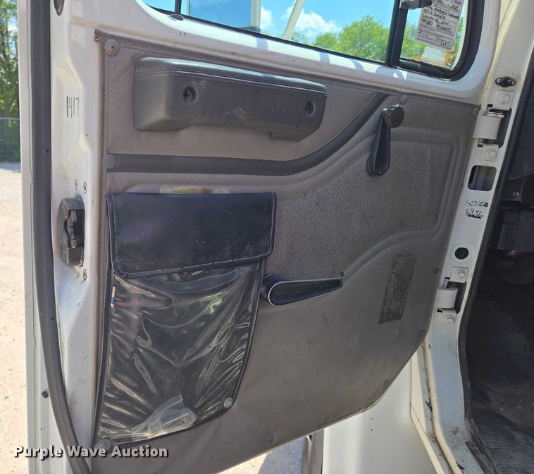 image for item EN8238 2001 International 4700 boiler truck