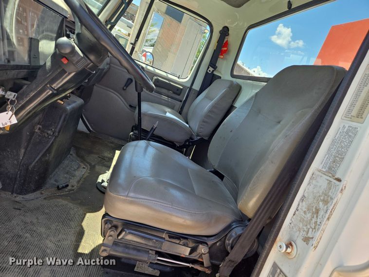 image for item EN8238 2001 International 4700 boiler truck