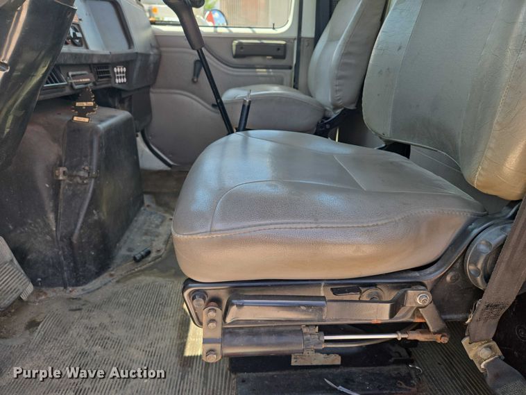 image for item EN8238 2001 International 4700 boiler truck