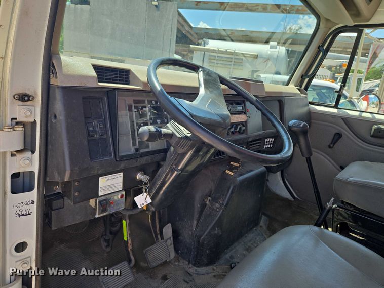 image for item EN8238 2001 International 4700 boiler truck