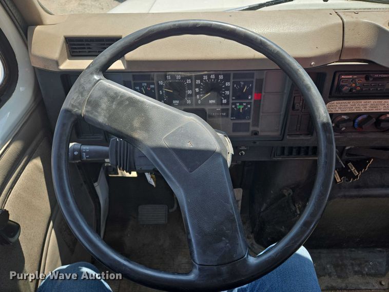 image for item EN8238 2001 International 4700 boiler truck