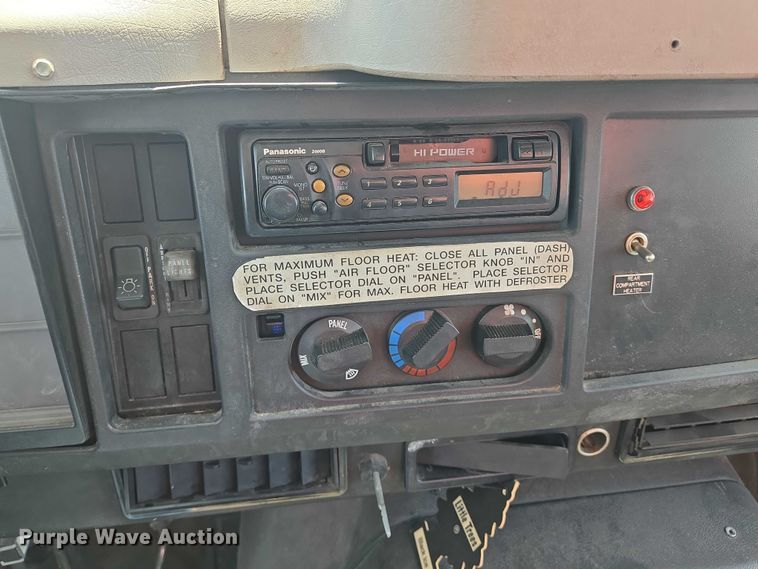 image for item EN8238 2001 International 4700 boiler truck