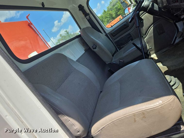 image for item EN8238 2001 International 4700 boiler truck