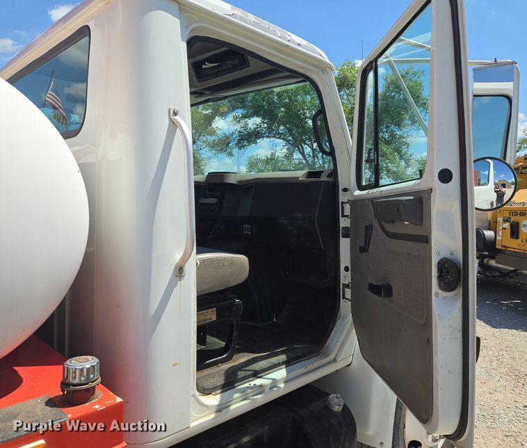 image for item EN8238 2001 International 4700 boiler truck