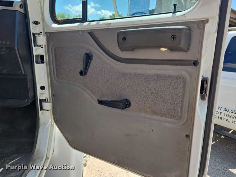 image for item EN8238 2001 International 4700 boiler truck