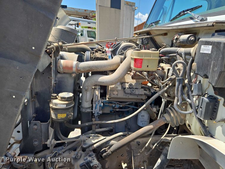 image for item EN8238 2001 International 4700 boiler truck