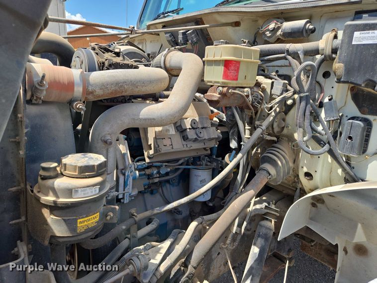 image for item EN8238 2001 International 4700 boiler truck