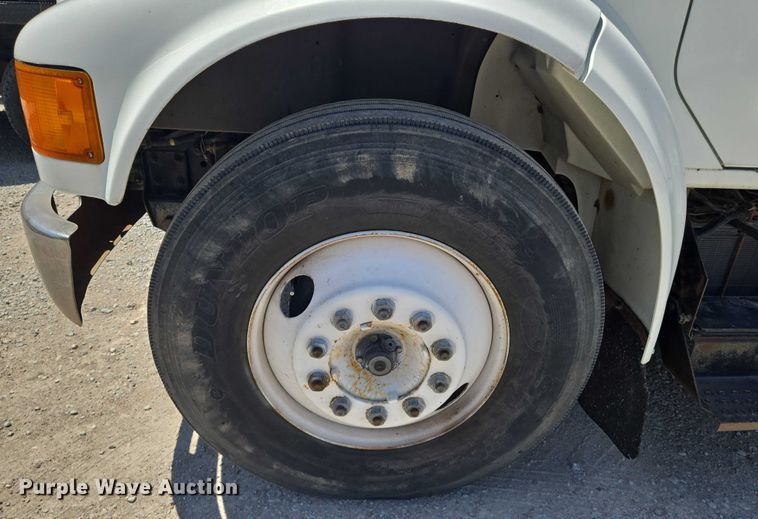 image for item EN8238 2001 International 4700 boiler truck