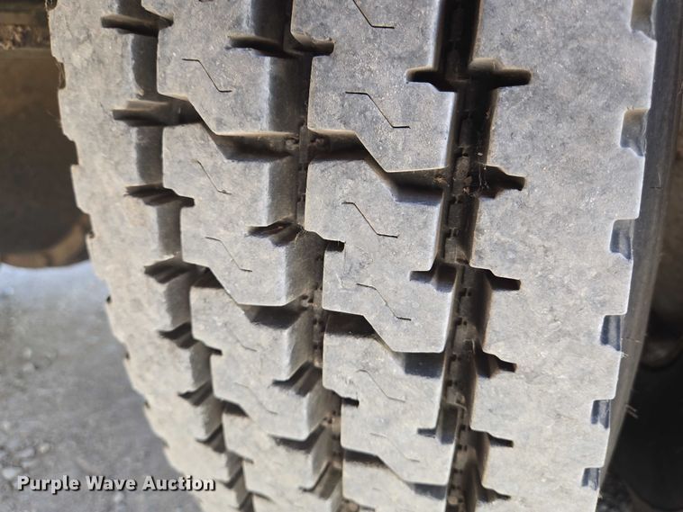 image for item EN8238 2001 International 4700 boiler truck