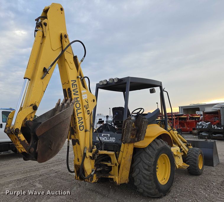 RETROEXCAVADORA 2002 NEW HOLLAND LB75B