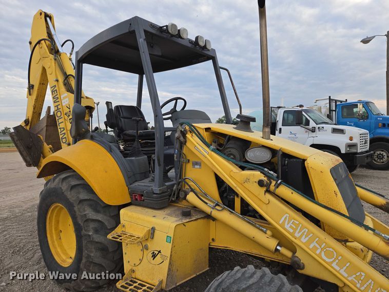 image for item EN8260 2002 New Holland LB75B backhoe