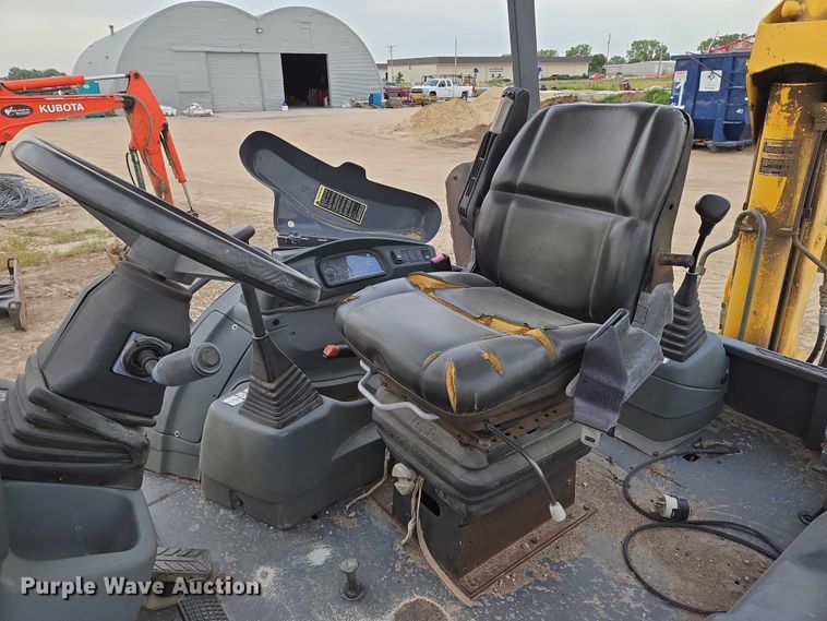 image for item EN8260 2002 New Holland LB75B backhoe