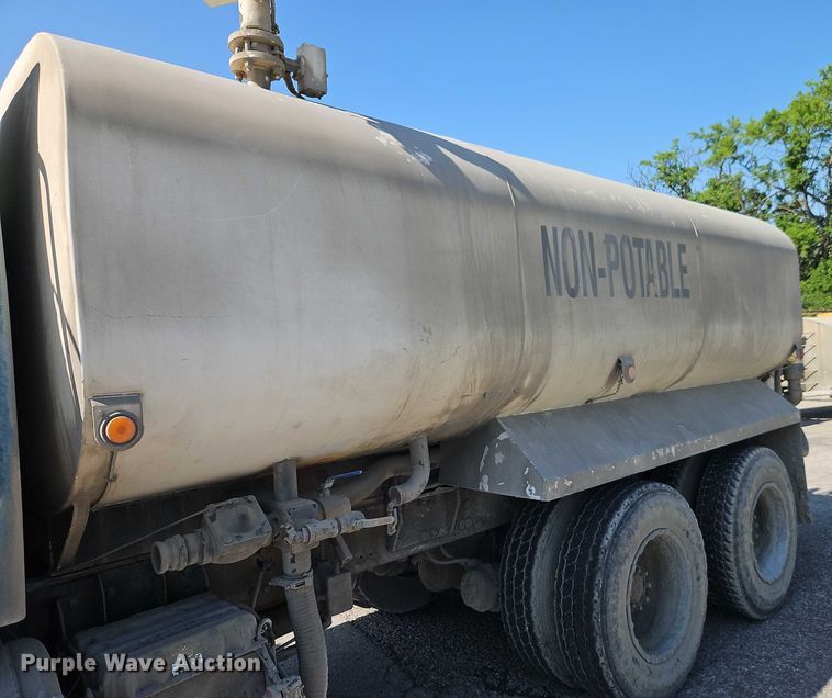 image for item EO4515 2005 Sterling L7500 water truck