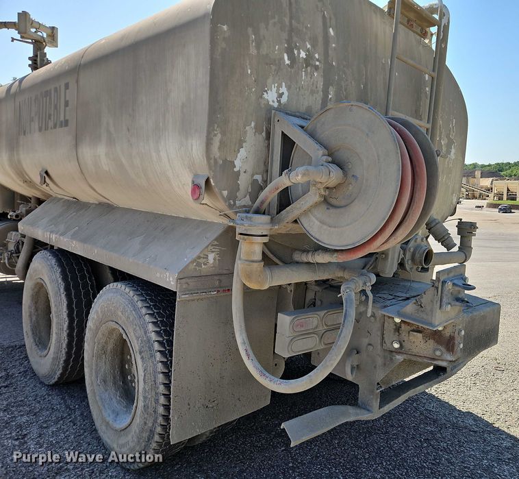 image for item EO4515 2005 Sterling L7500 water truck