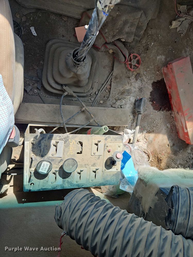 image for item EO4515 2005 Sterling L7500 water truck