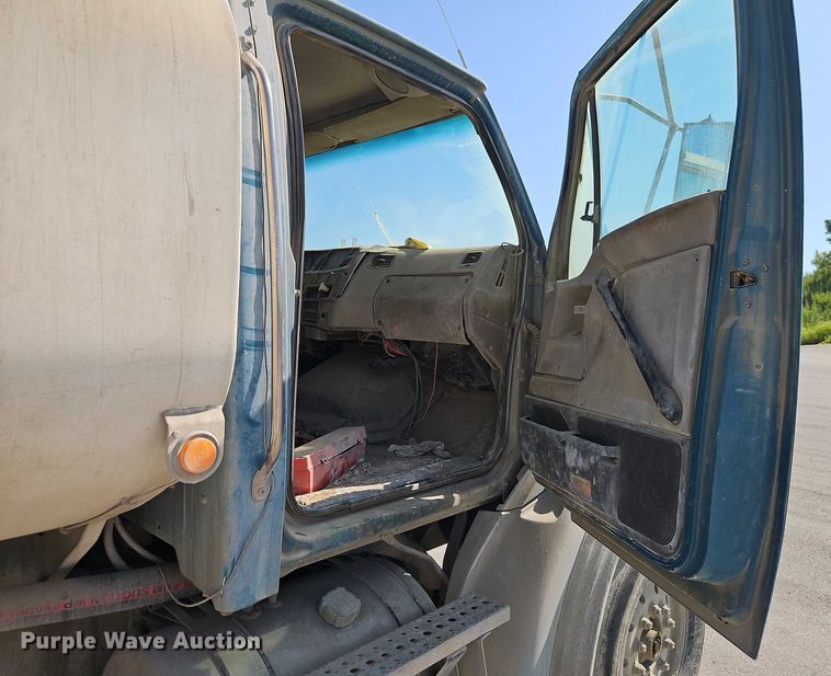 image for item EO4515 2005 Sterling L7500 water truck