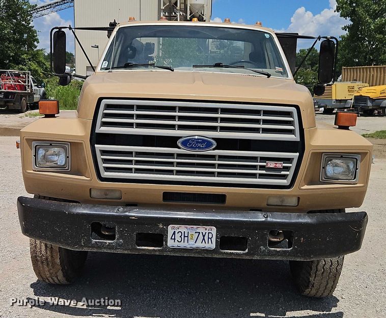 image for item EO4523 1985 Ford F700 utility / service truck