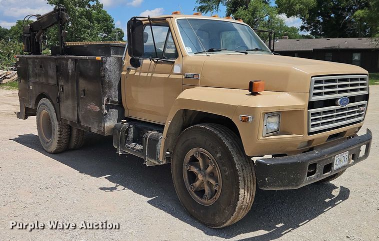 image for item EO4523 1985 Ford F700 utility / service truck