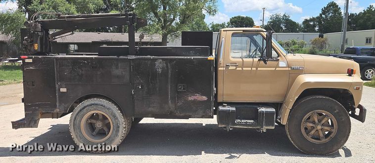 image for item EO4523 1985 Ford F700 utility / service truck