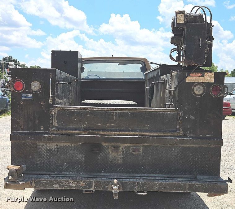 image for item EO4523 1985 Ford F700 utility / service truck