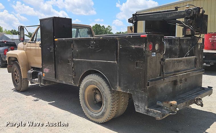 image for item EO4523 1985 Ford F700 utility / service truck