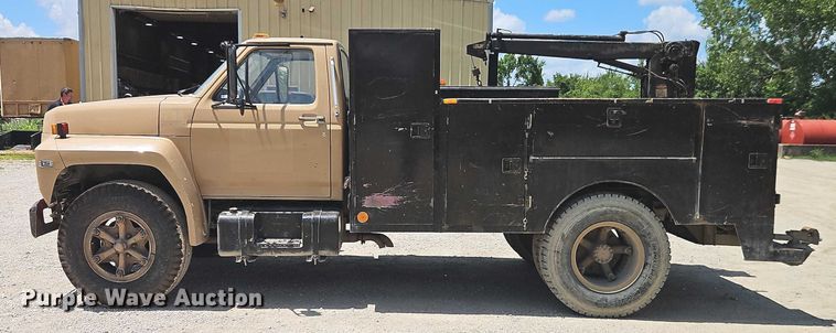 image for item EO4523 1985 Ford F700 utility / service truck