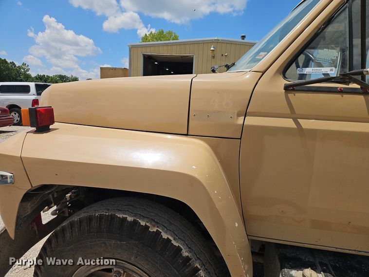 image for item EO4523 1985 Ford F700 utility / service truck