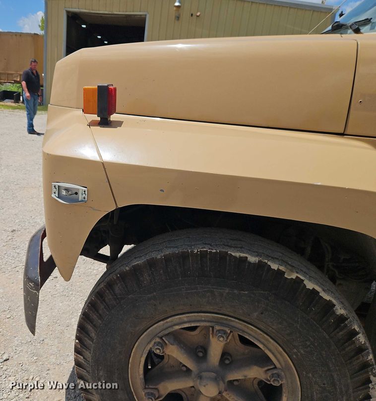 image for item EO4523 1985 Ford F700 utility / service truck