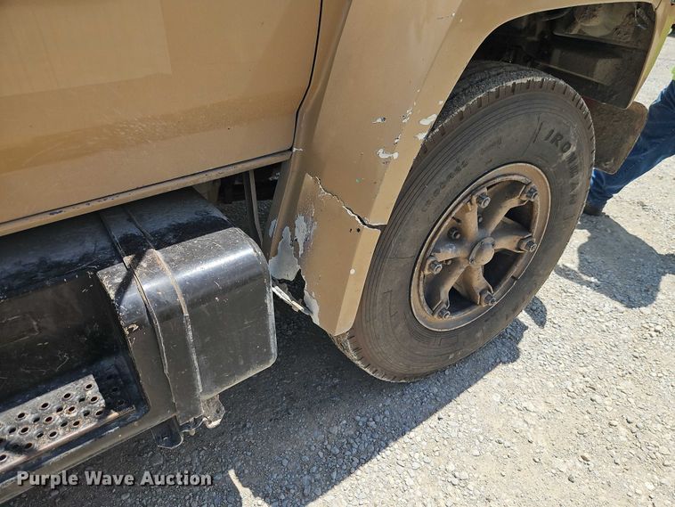 image for item EO4523 1985 Ford F700 utility / service truck