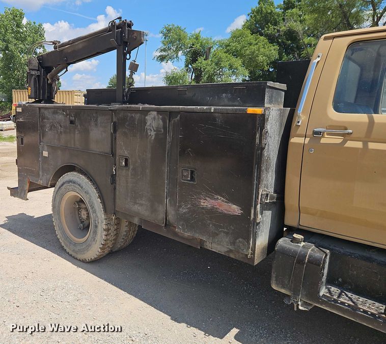 image for item EO4523 1985 Ford F700 utility / service truck